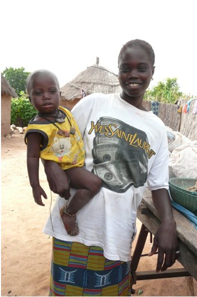 Gracias a la cooperación Aminata y su hijo tienen acceso a atención sanitaria